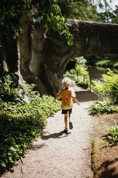 Boy in kasteeltuin Arcen, Netherlands
