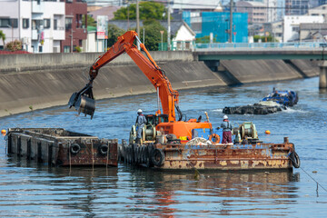 堆積物を撤去する川ざらえ土木工事