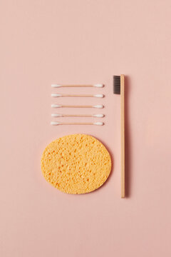Flatlay sponge, tooth brush and cotons-tiges