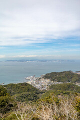 すぐ先に青が綺麗な海が広がっている。