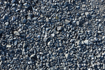 石と砂利の混じった地面