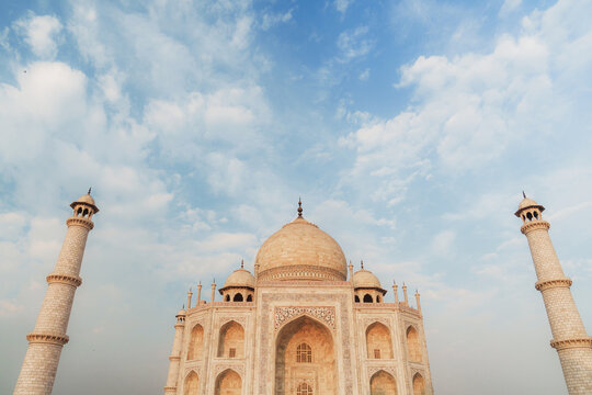 Grandeur of Taj Mahal in India 