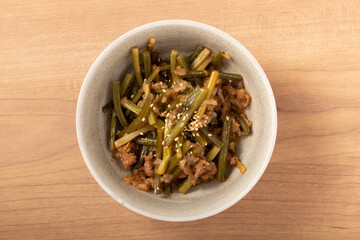 牛肉とにんにくの芽炒め
