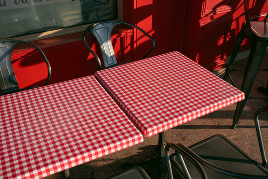 Caf&eacute; Tables with Checkered Tablecloths
