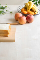 朝食のサンドイッチの準備、フルーツのあるキッチン　