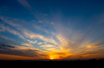 Fototapeta premium 関東平野より望む彼方に沈む太陽とあかね色の空
