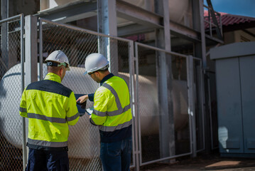 Inspectors and expert engineers are jointly inspecting the operation of the oil refining pipeline.