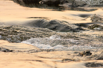 夕日に輝く川面