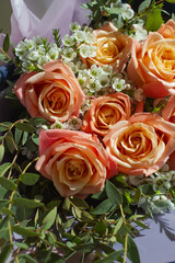 This is a bouquet with pink roses.	
