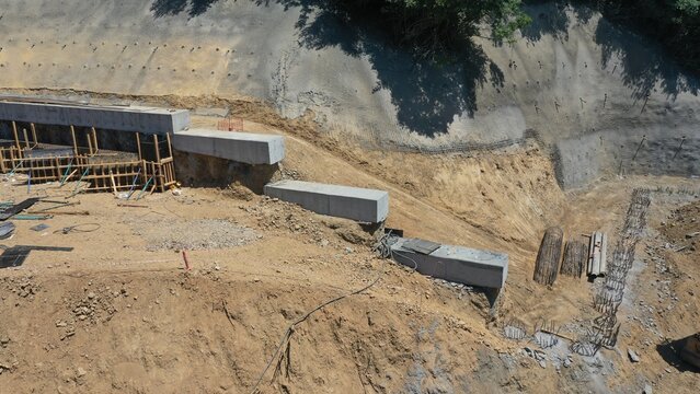 Reinforced Concrete Retaining Wall Construction on Sloping Land
