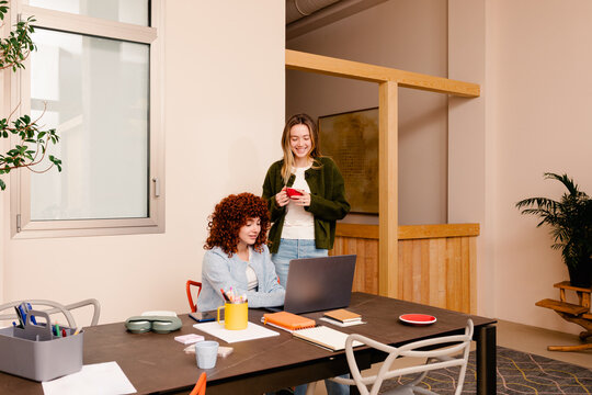 Employee gets feedback from a coworker during an informal work session