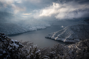 雪景色の森と湖