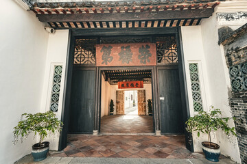 Obraz premium Traditional chinese door in old historical Mandarin's house in Macau