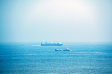 太平洋の青い海と空と船