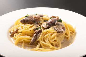 ポルチーニ茸とマッシュルームのクリームパスタ