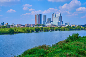 Obraz premium 夏の東京都大田区のガス橋から北西側の高度地区などの眺望(川崎市中丸子,下沼部など)