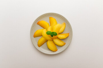 カットしたプラム　俯瞰  Aerial view of cut plums