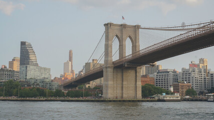 Obraz premium A bridge spans a river in a city with a skyline in the background