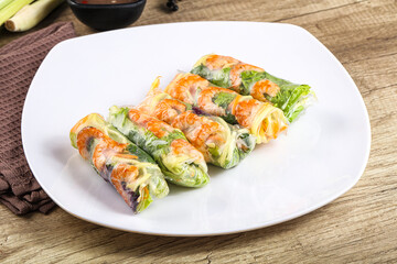 Vietnamese spring roll with prawn and mango