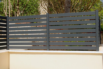 Brise vue aluminium sur muret, panneau de clôture ajouré gris noir anthracite 