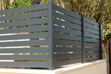 Brise vue aluminium sur muret, panneau de clôture ajouré gris noir anthracite