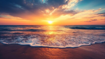 Obraz premium A breathtaking sunset over the ocean, with clouds painting the sky in vibrant hues.