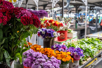 Farbenfrohe Blumen in Eimern auf serbischem Marktstand im Freien