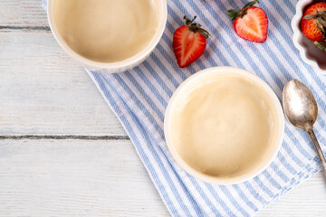 Vanilla or white chocolate pudding dessert