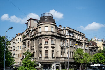 Historisches Gebäude mit Kuppel in belebter Straße von Belgrad, Serbien