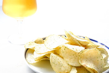 のり塩味のポテトチップスと、よく冷えたビールのグラス

