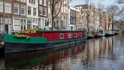 Obraz premium Houseboats on an Amsterdam canal