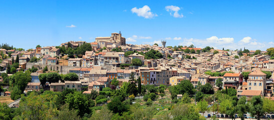 Village provençal de Valensole, perché sur sa colline et dominé par l'église.