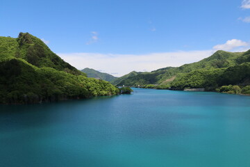 吾妻湖、不動大橋からの風景。コバルトブルーの水が流れる吾妻川。