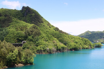 吾妻湖、不動大橋からの風景。コバルトブルーの水が流れる吾妻川。