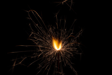 黒背景で撮影した手持ち花火の火花
