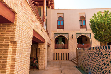 Naklejka premium A brick building with a balcony and a courtyard