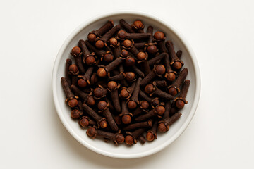 Fototapeta premium Close-up of a bowl filled with aromatic whole cloves