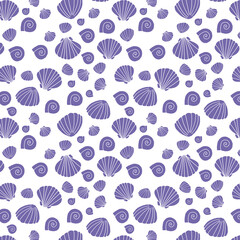Muster aus verschiedenen Muscheln und Schneckenhäuser in blau auf weißem Hintergrund. © funnyhill
