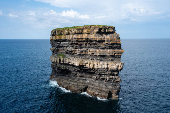 Luftaufnahme von Downpatrick Head mit dem D&uacute;n Briste Sea Stack