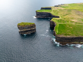 Luftaufnahme von Downpatrick Head mit dem beeindruckenden Dún Briste Sea Stack