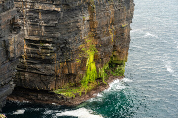 Nahaufnahme der zerklüfteten Felswände von Downpatrick Head