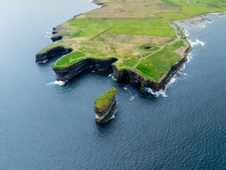 Weite Luftaufnahme von Downpatrick Head mit Dún Briste Sea Stack