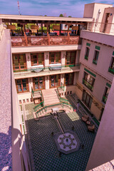 Obraz premium A courtyard with a fountain in the middle