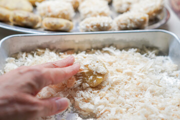 生パン粉を使ってコロッケを手作りしている女性の手元　