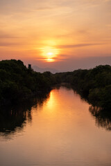 Obraz premium 川に映る夕焼け