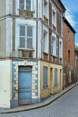 vieille rue pav&eacute;e et vieilles maisons insalubres