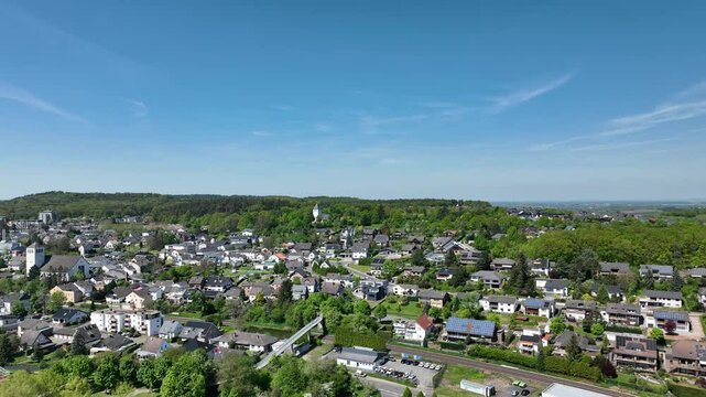 4K Drohnenvideo: Panoramaflug &uuml;ber Mechernich in der Eifel im Fr&uuml;hling &ndash; Stadt, W&auml;lder und Landschaft bei klarem Himmel