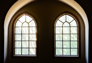 Obraz premium A window in a room with a view of trees outside.