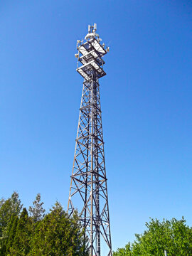 Sendemast Anlage aus Stahl