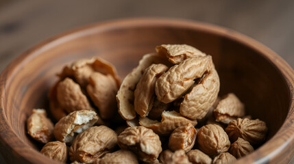 Obraz premium Cracked unshelled walnut in the bowl